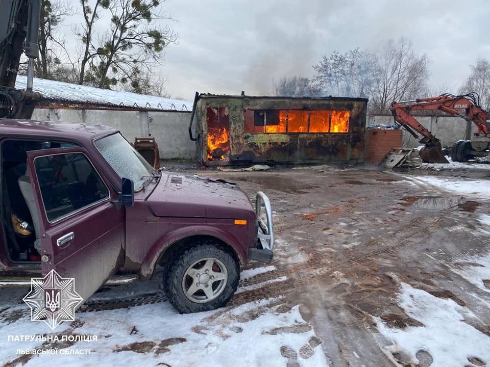 Патрульні Львова врятували від пожежі автомобіль